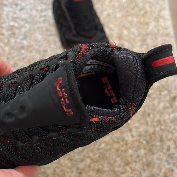 Nike lebron 16 fresh bred - EUC- size 4C - Picture 9 of 15